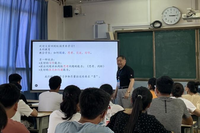 殷明教授為滇西大學生授課.jpg