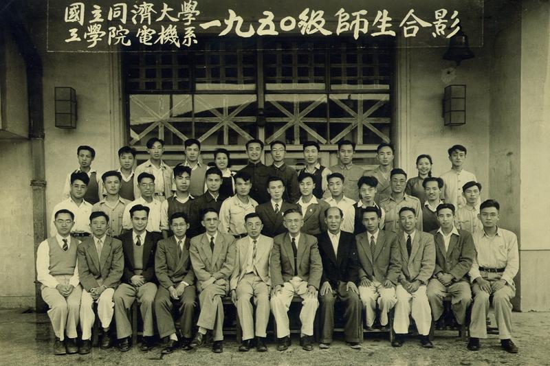 圖5  調整至交通大學的同濟大學工學院電機系1950級師生合影_副本.jpg