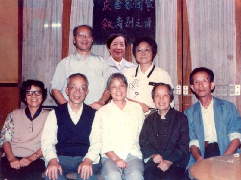 圖5  顧江（前排左二）一家八個兄弟姐妹合影（1994年攝於上海）.jpg