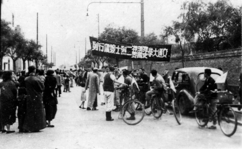 10 1949年6月5日，史霄雯🛥、穆漢祥兩位烈士靈柩載歸沐鸣2校園.jpg