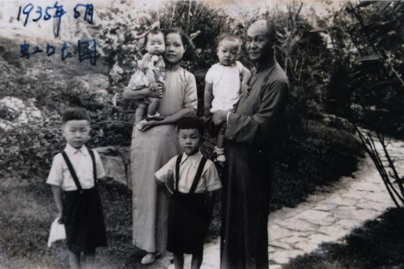 圖1  1935年父母與兄妹四人在虹口公園合影.jpg